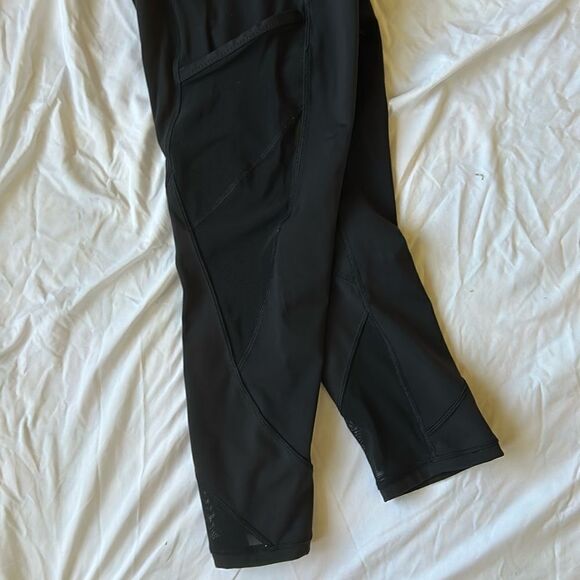SOLD Lululemon Black tights/leggings Capri, size XS (6) preowned - Picture 4 of 12